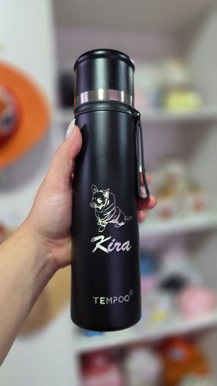 Botella negra con nombre y diseño de mascota